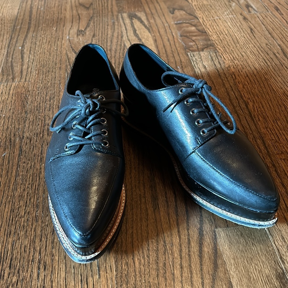 Women’s Pointed Lace-Up Leather Oxfords in Black